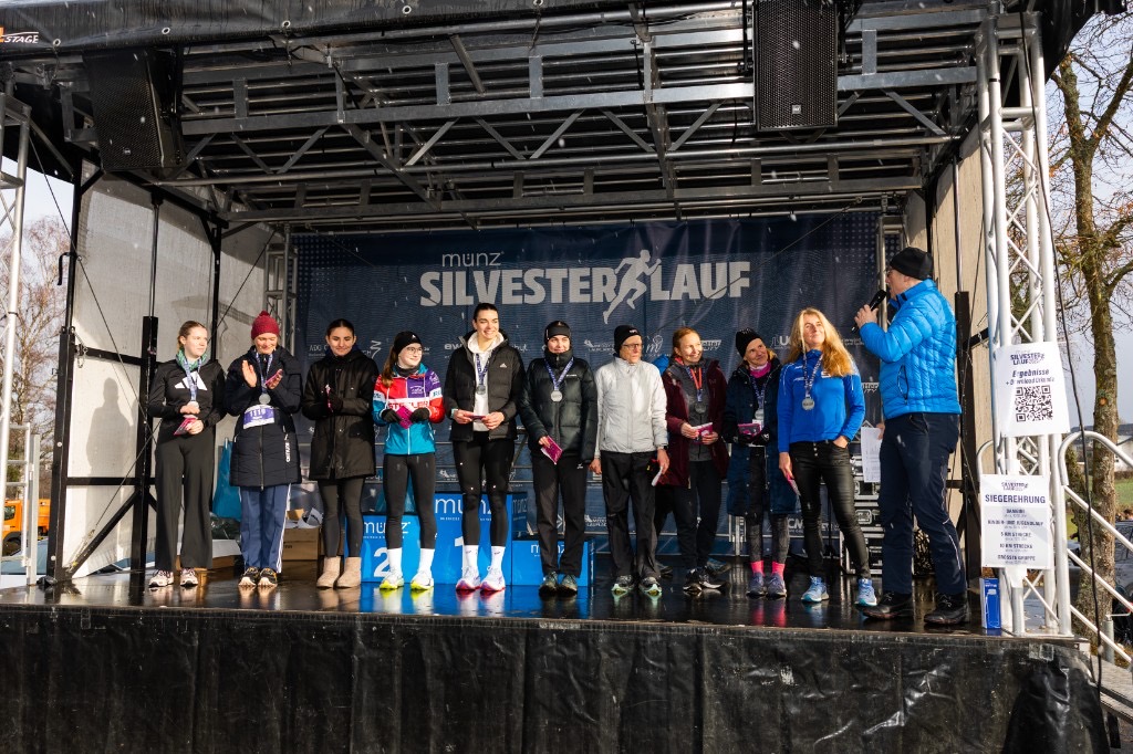 Siegerehrung auf der Bühne beim Münz Silvesterlauf