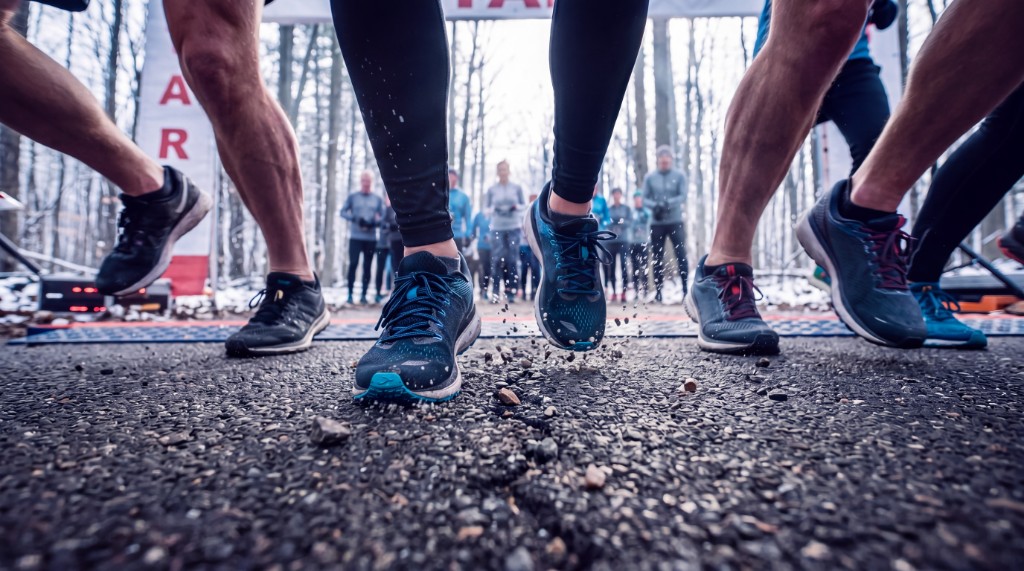 Läufer starten beim Münz Silvesterlauf – Nahaufnahme der Schuhe am Start